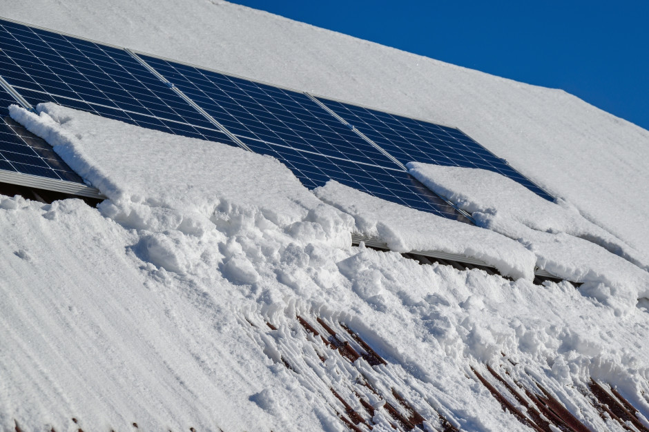 Domowa twierdza energetyczna: Jak system OZE z magazynem broni się przed zimową awarią sieci