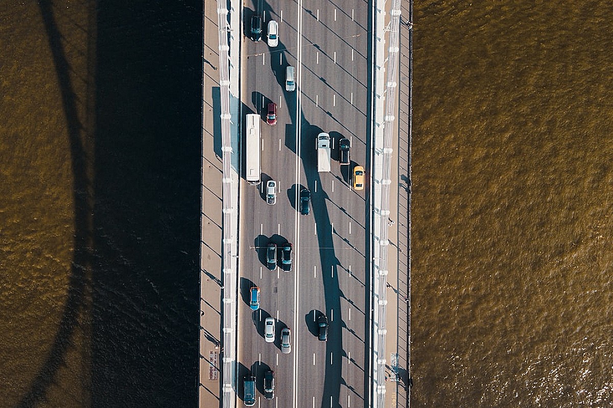 Kompleksowe rozwiązanie dla firm: carport solarny, magazyn energii i szybkie ładowarki EV
