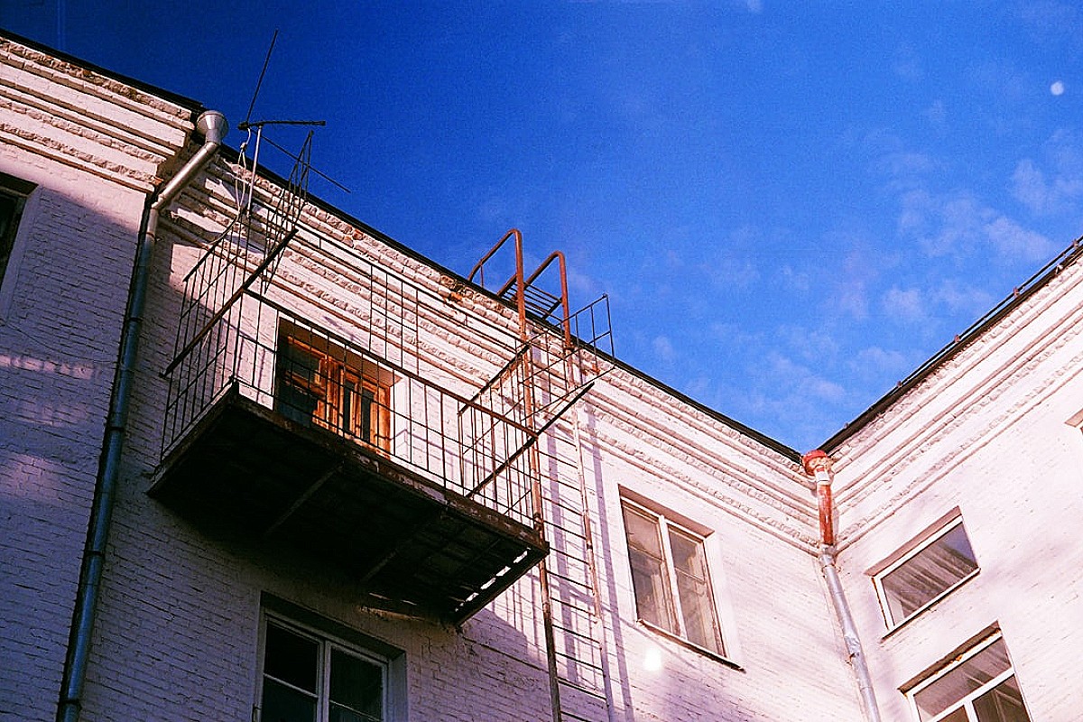 Fotowoltaika dla przemysłu: Jak zoptymalizować koszty energii w halach i fabrykach?