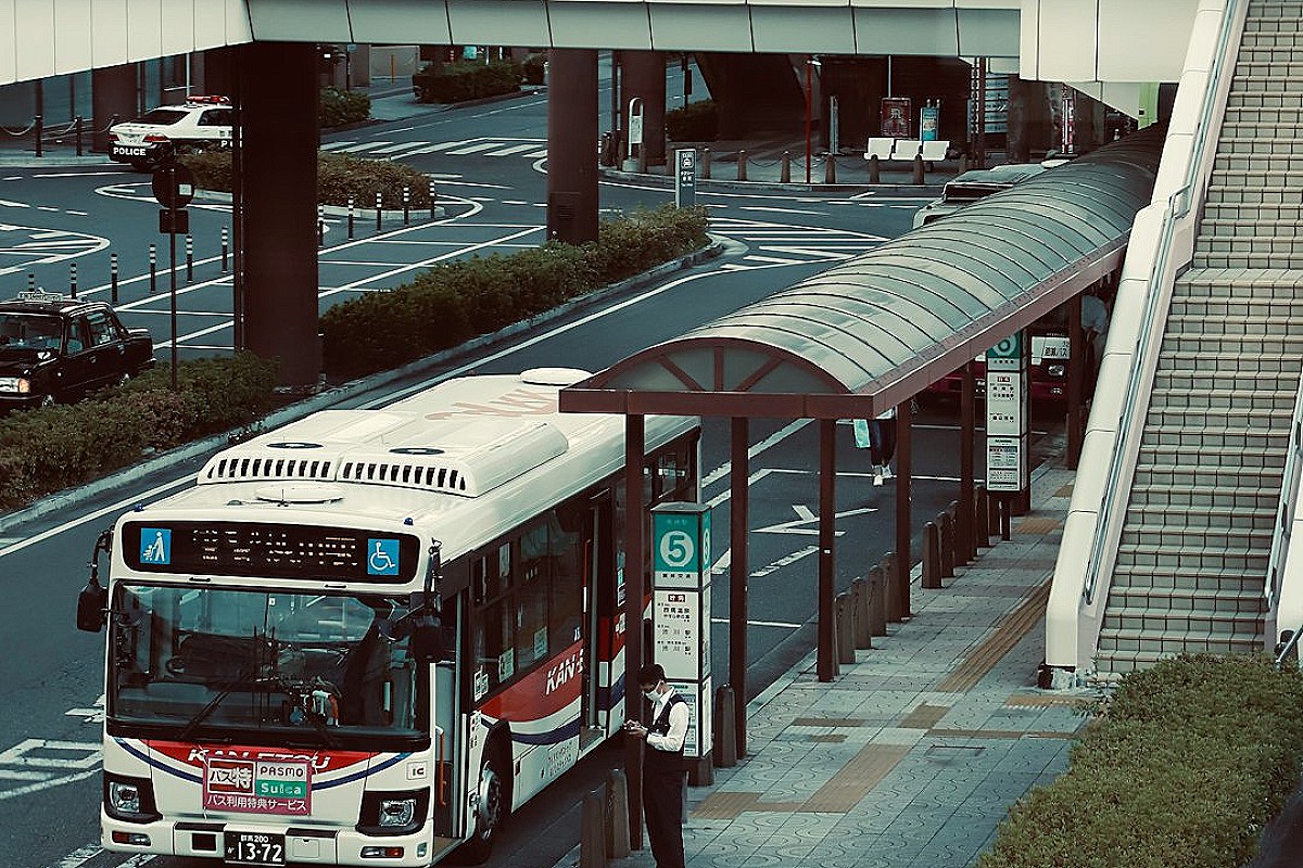 Przystanki przyszłości: jak panele słoneczne i magazyny energii rewolucjonizują transport publiczny