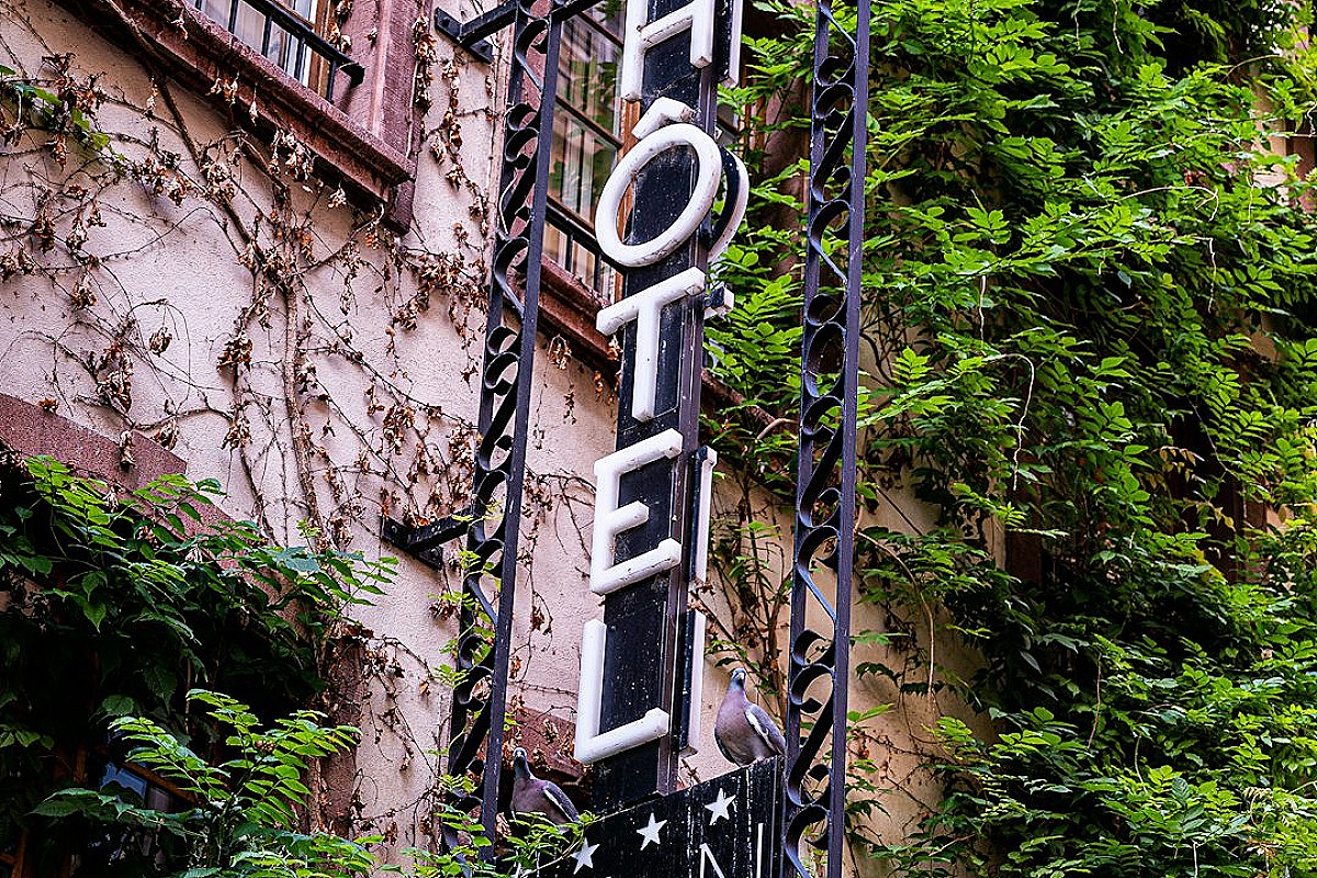 Turystyka z OZE: Jak hotele i pensjonaty zyskują przewagę dzięki autokonsumpcji i magazynom energii