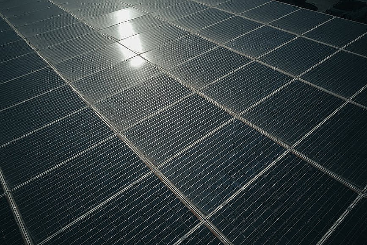 Wysokonapięciowe architektury w instalacjach PV – droga do obniżenia LCOE