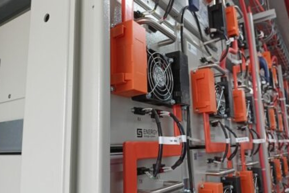 Polski rynek magazynów energii w 2025 roku: dynamiczny wzrost i dominacja prosumentów