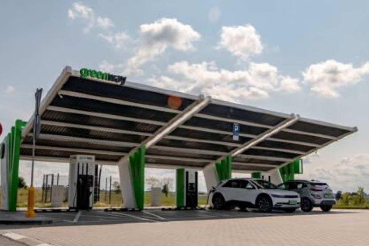 Koszty jazdy autami spalinowymi poszły w górę. Ile zapłacimy za jazdę elektrykiem?