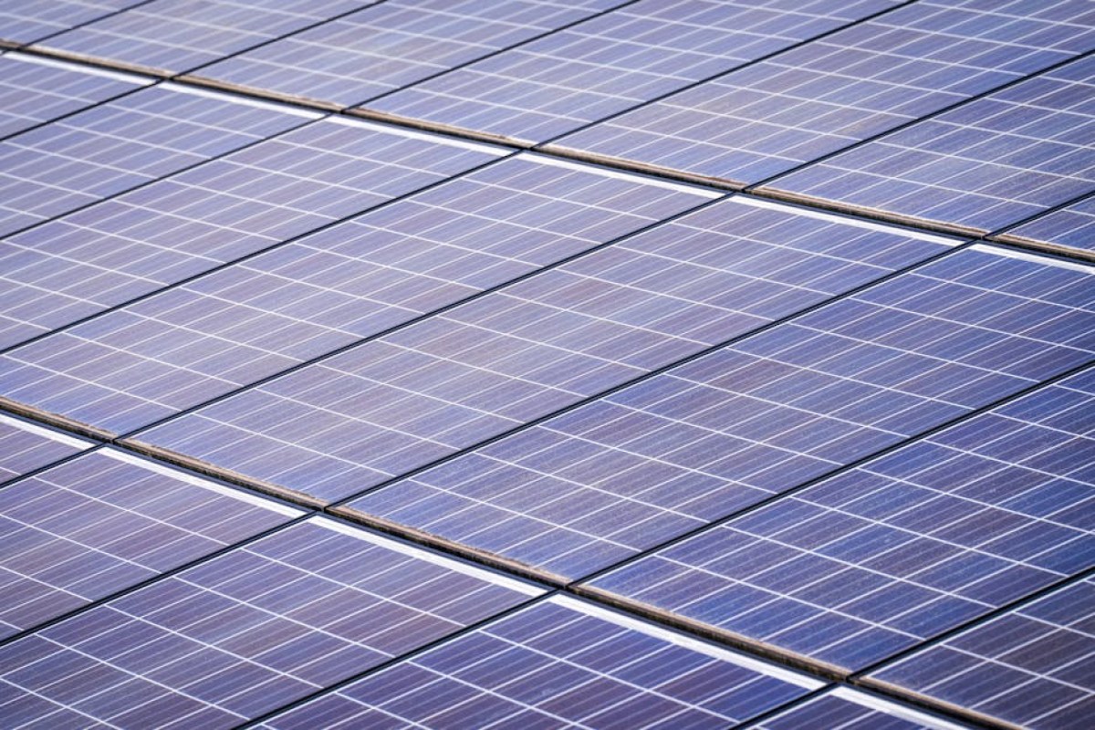 Ujemne ceny energii w Polsce: Konsekwencje dla prosumentów i rola magazynów